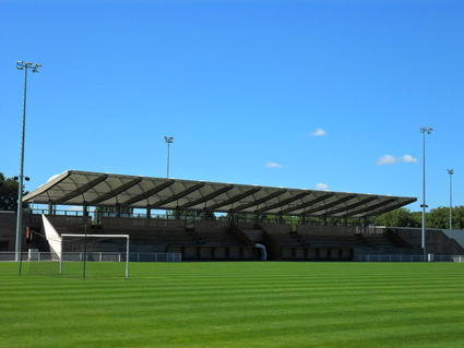 Couverture de terrains de sports ici les tribunes du stade de football par ACS Production - Groupe BHD