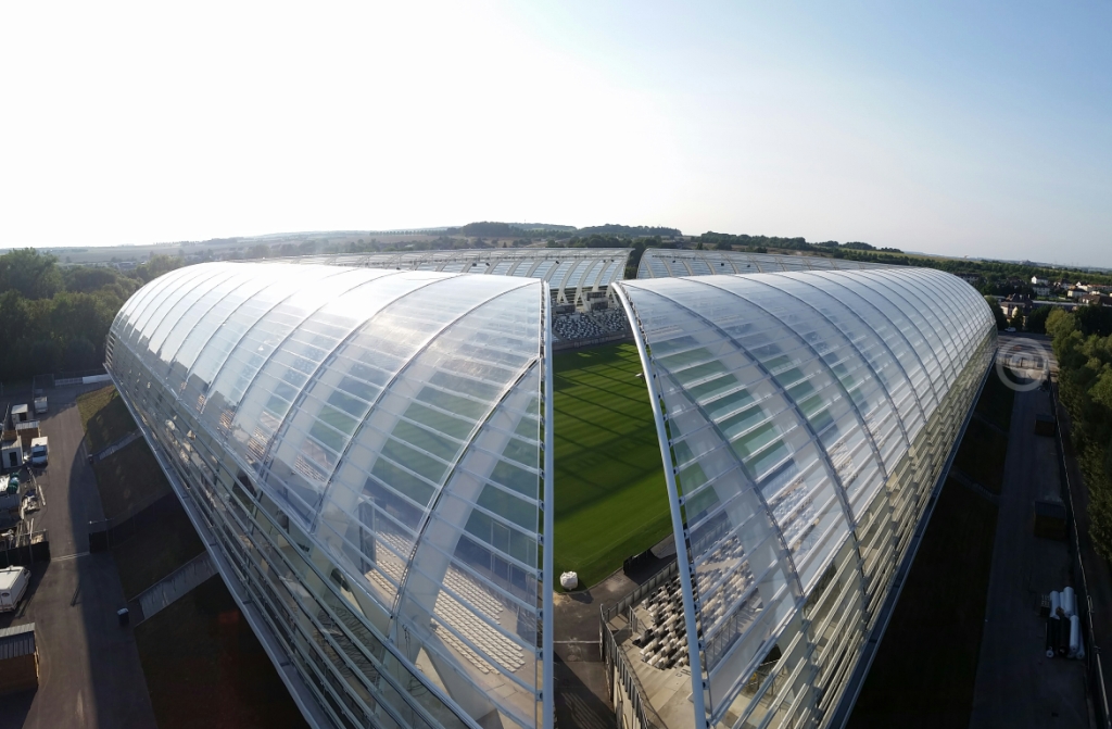 <p>Rénovation du stade de la Licorne à Amiens. Remplacement du verre qui recouvrait les 4 tribunes par du tissu ETFE</p>
