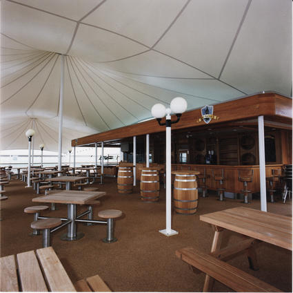 Couverture de terrasse de bar, de café, de restaurant en toile tendue. ACS production réalise aussi des auvents pour des parc d'attractions