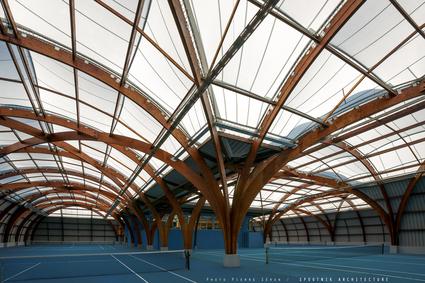 Tennis structure bois couverture toile tendue réalisée par ACS Production  avec Spoutnik architecture