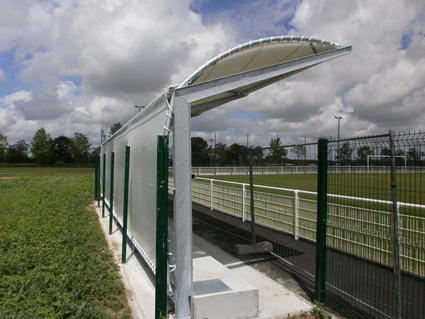 Couverture d'une petite tribune de terrain de foot et de rugby à St Joachim et réalisée par ACS Production. Tribune stade de foot