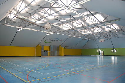 couvrir une salle de sport en toile tendue, l'architecture textile permet de réaliser des plafond tendu personnalisés ACS Production Groupe BHD