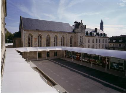 Protection d'une place publique en architecture textile toile tendue sur site classé batiments de France réalisé par ACS spécialiste de l'architecture textile